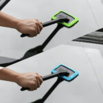 ⁦مساحة تنظيف زجاج السيارات من التراب ومياه الامطار بيد متحركة لسهولة التنظيف⁩ - الصورة ⁦10⁩