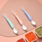 ⁦معلقة أطفال 2 في 1 جزء سيليكون وأخر استانليس لتناول الأطعمة السائلة وكشط الفواكه والخضروات⁩ - الصورة ⁦7⁩