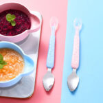 ⁦معلقة أطفال 2 في 1 جزء سيليكون وأخر استانليس لتناول الأطعمة السائلة وكشط الفواكه والخضروات⁩ - الصورة ⁦9⁩