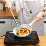 معلقة سيليكون لتقليب وإخراج وتقديم الطعام بيد خشب طويلة بفتحة للتعليق