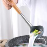 ⁦مغرفة سيليكون بيد خشب طويلة للخضار والشوربة والأرز بفتحه للتعليق في المطبخ⁩ - الصورة ⁦2⁩