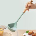 ⁦مغرفة سيليكون بيد خشب طويلة للخضار والشوربة والأرز بفتحه للتعليق في المطبخ⁩ - الصورة ⁦6⁩