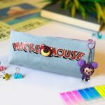 ⁦مقلمة قماش وتربروف لتنظيم وحمل الأدوات المدرسية كالأقلام والألوان اشكال والوان مختلفة بسوسته سهلة الفتح والغلق⁩ - الصورة ⁦2⁩