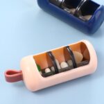 ⁦منظم يومي محمول لحبوب الدواء والفيتامينات مقسم 3 خانات للتذكير وعدم النسيان للسفر والخروج⁩ - الصورة ⁦5⁩