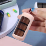 ⁦منظم يومي محمول لحبوب الدواء والفيتامينات مقسم 3 خانات للتذكير وعدم النسيان للسفر والخروج⁩ - الصورة ⁦7⁩