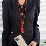 ⁦ميدالية رقبة سيليكون طويلة لحمل وتعليق الموبايل و البادج بألوان وأشكال مختلفة مبهجة⁩ - الصورة ⁦2⁩