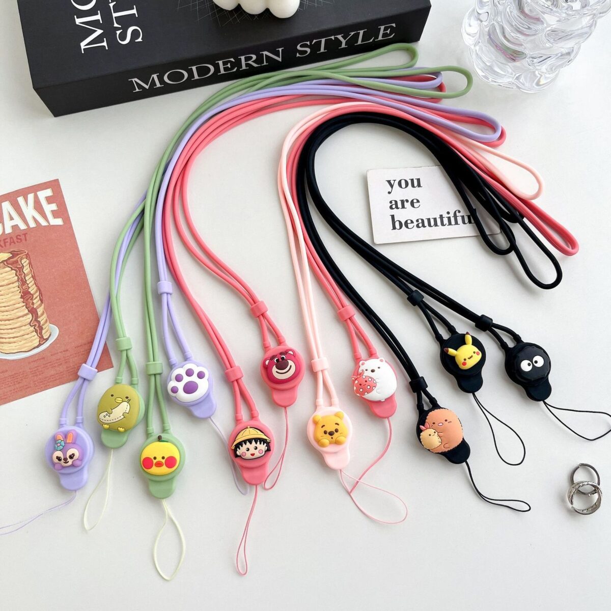 ⁦ميدالية رقبة سيليكون طويلة لحمل وتعليق الموبايل و البادج بألوان وأشكال مختلفة مبهجة⁩ - الصورة ⁦3⁩