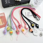 ⁦ميدالية رقبة سيليكون طويلة لحمل وتعليق الموبايل و البادج بألوان وأشكال مختلفة مبهجة⁩ - الصورة ⁦3⁩