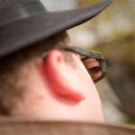 ⁦نظارة شمسية ذكية للأمان الشخصي بمرايا تسمح بالرؤية الخلفية⁩ - الصورة ⁦2⁩