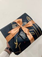 ⁦هدية رمضان سجادة صلاة مبطنة بالإسفنج ومصحف وسبحة سوداء⁩ - الصورة ⁦2⁩