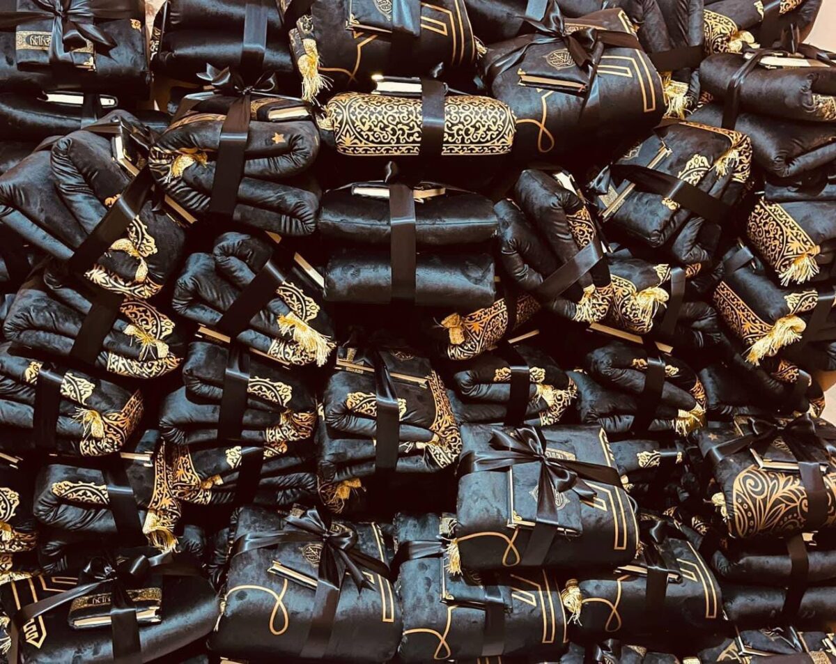 ⁦هدية رمضان سجادة صلاة مبطنة بالإسفنج ومصحف وسبحة سوداء⁩ - الصورة ⁦3⁩