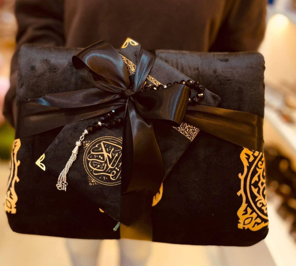 ⁦هدية رمضان سجادة صلاة مبطنة بالإسفنج ومصحف وسبحة سوداء⁩ - الصورة ⁦4⁩