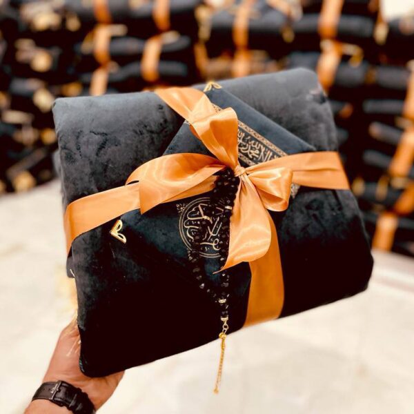 هدية رمضان سجادة صلاة مبطنة بالإسفنج ومصحف وسبحة سوداء