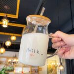 ⁦‎  ‎مج زجاج للمشروبات الساخنة والباردة بشاليموه وغطاء خشب ‏550 ملي باشكال مختلفة ‏⁩ - الصورة ⁦2⁩