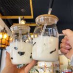 ‎  ‎مج زجاج للمشروبات الساخنة والباردة بشاليموه وغطاء خشب ‏550 ملي باشكال مختلفة ‏