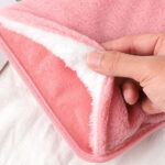 ⁦قربة مياه كهربائية لتدفئة البطن والظهر و اليد فرو ناعمه عملية وسهلة الاستخدام⁩ - الصورة ⁦3⁩