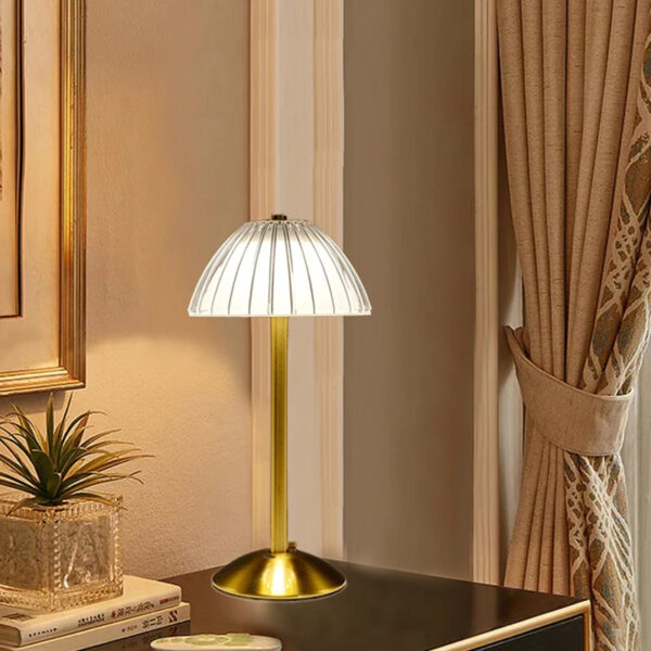 اباجورة تاتش شيك ب 3 الوان مختلفة تعمل بالشحن للمكتب وغرف النوم والأطفال