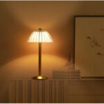 ⁦اباجورة تاتش شيك ب 3 الوان مختلفة تعمل بالشحن للمكتب وغرف النوم والأطفال⁩ - الصورة ⁦10⁩