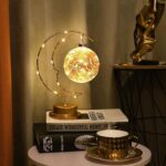 ⁦اباجورة هلال رمضانيه بلمبة كروية مضيئة وقاعدة لضمان الثبات معدن مطلي باللون الجولد⁩ - الصورة ⁦2⁩