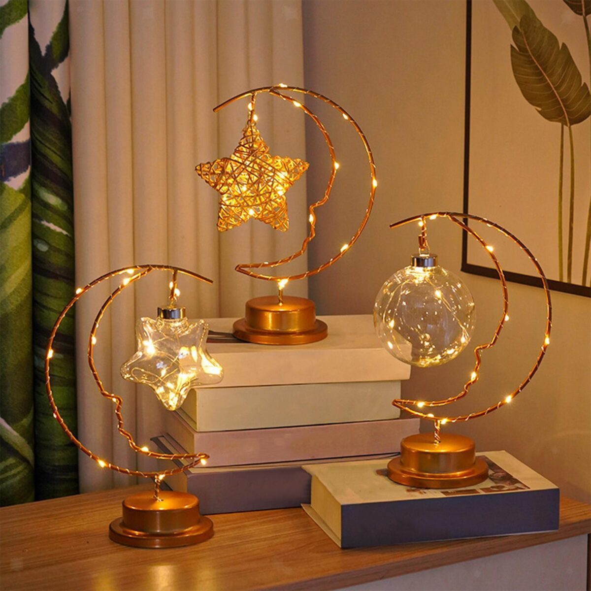 ⁦اباجورة هلال رمضانيه بلمبة كروية مضيئة وقاعدة لضمان الثبات معدن مطلي باللون الجولد⁩ - الصورة ⁦3⁩