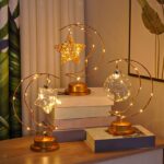 ⁦اباجورة هلال رمضانيه بلمبة كروية مضيئة وقاعدة لضمان الثبات معدن مطلي باللون الجولد⁩ - الصورة ⁦3⁩