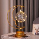 ⁦اباجورة هلال رمضانيه بلمبة كروية مضيئة وقاعدة لضمان الثبات معدن مطلي باللون الجولد⁩ - الصورة ⁦4⁩