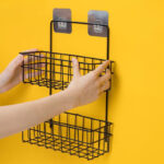 ⁦استاند معدني 2 دور لحمل وتنظيم ادوات المطبخ والحمام بلزق دبل فيس قوي لسهولة التعليق⁩ - الصورة ⁦4⁩