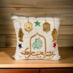 ⁦اكياس مخدات مطرزة بكلمة رمضان مبارك وفوانيس ونجوم لتجديد ديكور البيت من الكتان⁩ - الصورة ⁦2⁩