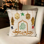 ⁦اكياس مخدات مطرزة بكلمة رمضان مبارك وفوانيس ونجوم لتجديد ديكور البيت من الكتان⁩ - الصورة ⁦3⁩