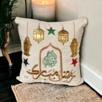 ⁦اكياس مخدات مطرزة بكلمة رمضان مبارك وفوانيس ونجوم لتجديد ديكور البيت من الكتان⁩ - الصورة ⁦4⁩