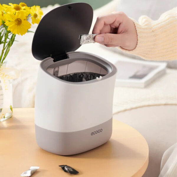 باسكت قمامة ميني بغطاء تاتش وقفل سيليكون لغرف النوم والأطفال والليفنج والمكتب مع الأكياس من ايكوكو