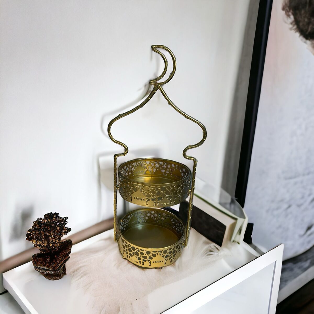 ⁦تمرية 2 دور مزخرفة مزينة بهلال لحمل وتقديم التمر والمكسرات والبيتي فور للضيوف⁩ - الصورة ⁦2⁩