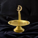 ⁦تمرية ذهبي بقاعدة لحمل وتقديم التمر والمكسرات للضيوف بشكل شيك مزينة بهلال وفانوس⁩ - الصورة ⁦2⁩