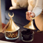 تمرية زجاج بغطاء ذهبي مزين بهلال لحفظ وتقديم التمر والمكسرات للضيوف بشكل شيك