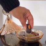 ⁦تمرية زجاج منقرش بغطاء مزين بهلال ونجمة لحمل وتقديم التمر والمكسرات والكاندي للضيوف⁩ - الصورة ⁦2⁩