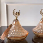 ⁦تمرية زجاج منقرش بغطاء مزين بهلال ونجمة لحمل وتقديم التمر والمكسرات والكاندي للضيوف⁩ - الصورة ⁦5⁩