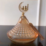 ⁦تمرية زجاج منقرش بغطاء مزين بهلال ونجمة لحمل وتقديم التمر والمكسرات والكاندي للضيوف⁩ - الصورة ⁦6⁩