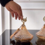 ⁦تمرية زجاج منقرش بغطاء مزين بهلال ونجمة لحمل وتقديم التمر والمكسرات والكاندي للضيوف⁩ - الصورة ⁦7⁩