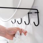 ⁦حامل معدني لتنظيم الحمام وحمل الأطباق البلاستيكية والفوط والليف بلزق دبل فيس قوي⁩ - الصورة ⁦3⁩