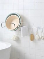 ⁦حامل معدني لتنظيم الحمام وحمل الأطباق البلاستيكية والفوط والليف بلزق دبل فيس قوي⁩ - الصورة ⁦6⁩