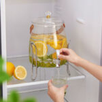 ⁦ديسبنسر عصائر 9 لتر بحنفية لسهولة الأستخدام وغطاء محكم الغلق ويد جلد من الاكليريك⁩ - الصورة ⁦2⁩