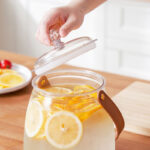 ⁦ديسبنسر عصائر 9 لتر بحنفية لسهولة الأستخدام وغطاء محكم الغلق ويد جلد من الاكليريك⁩ - الصورة ⁦3⁩