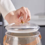 ⁦ديسبنسر عصائر 9 لتر بحنفية لسهولة الأستخدام وغطاء محكم الغلق ويد جلد من الاكليريك⁩ - الصورة ⁦4⁩