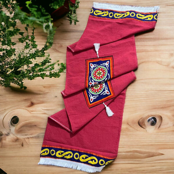 رانر سفرة 160 سم كتان باللون الأحمر مزين بقماش خيامية لديكور رمضاني مميز