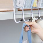 ⁦رف منظم وحامل لأدوات المطبخ والحمام والمكتب وقطع الديكور ب 5 هوكات من المعدن⁩ - الصورة ⁦4⁩