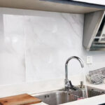 ⁦رول استيكر لاصق 3 متر وتربروف لحوائط المطبخ والرخام لمنع تكون الدهون والزيوت قابل للقص⁩ - الصورة ⁦5⁩