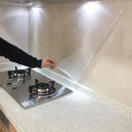 ⁦رول استيكر لاصق 3 متر وتربروف لحوائط المطبخ والرخام لمنع تكون الدهون والزيوت قابل للقص⁩ - الصورة ⁦8⁩