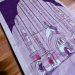 ⁦سجادة صلاة قطيفة ناعمة بشنطة كروس باللون الرمادي لسهولة الحمل والخروج للصلاة في المساجد⁩ - الصورة ⁦2⁩