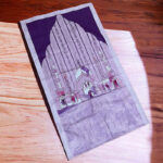 سجادة صلاة قطيفة ناعمة بشنطة كروس باللون الرمادي لسهولة الحمل والخروج للصلاة في المساجد