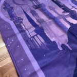 ⁦سجادة صلاة قطيفة ناعمة بشنطة كروس باللون الكحلي لسهولة الحمل والخروج للصلاة في المساجد⁩ - الصورة ⁦2⁩